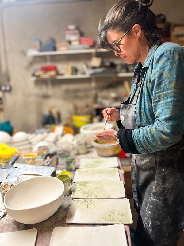 Joëlle concentrée au coeur de son atelier Céramiste Montpellier, Joëlle au coeur de son atelier